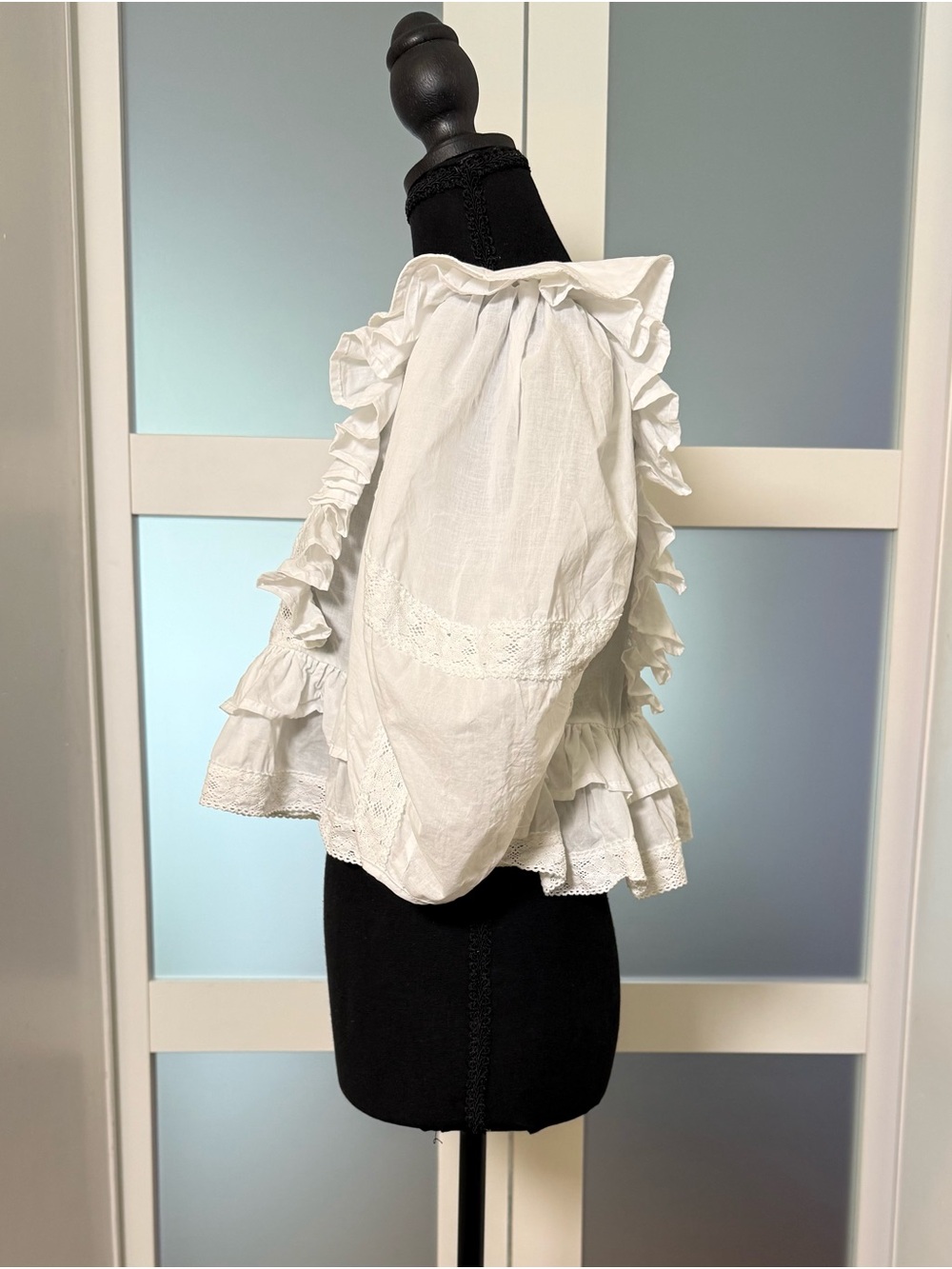 70*F/21*C White Peasant Boho Lace Ruffled Cotton Blouse, size Small. - Picture 3 of 12